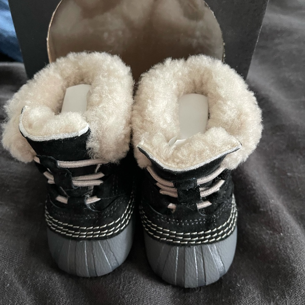 Baby sorels size 3
